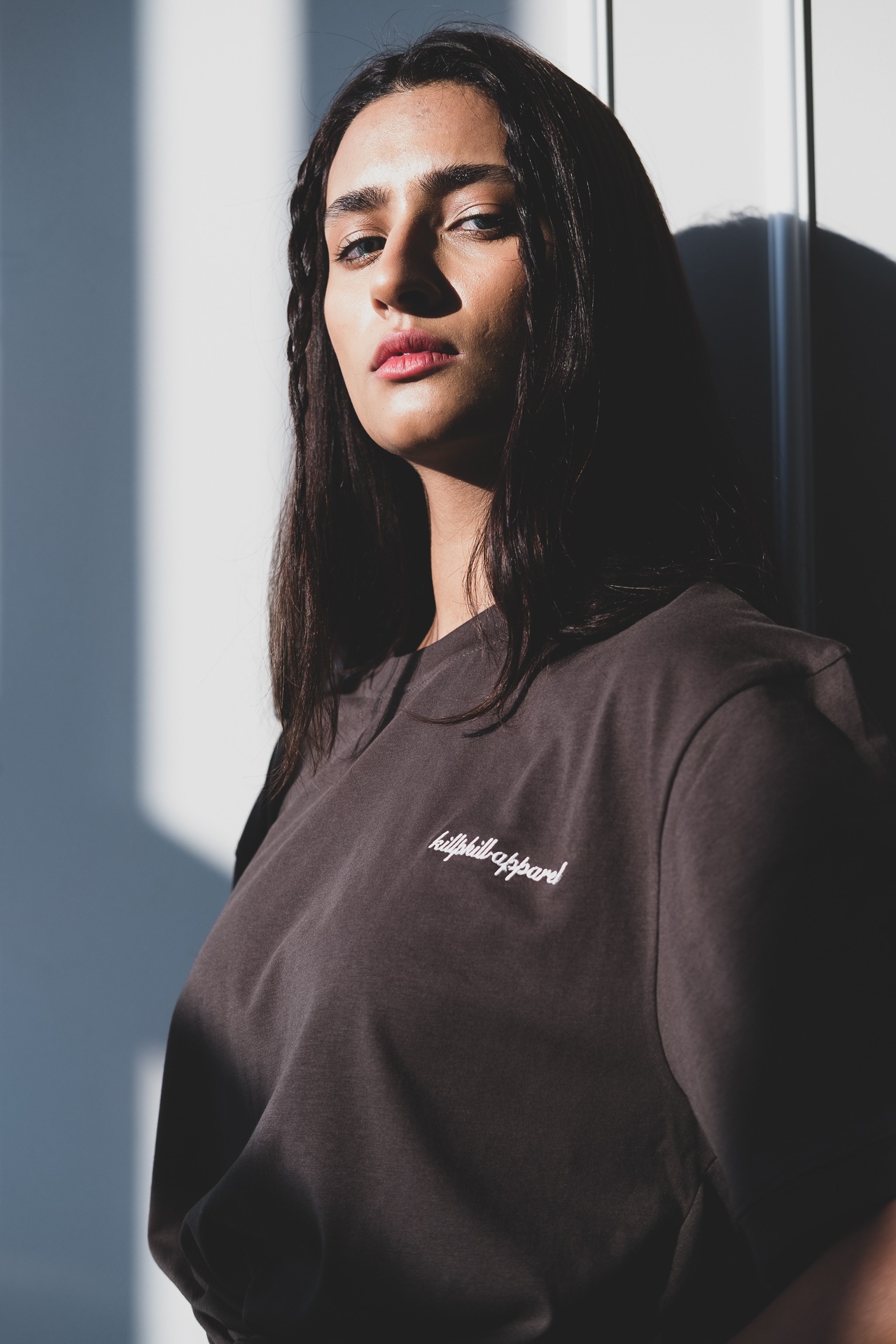 Farbige Fotografie von dem Model "Tara Zoe Woeltjes" vom Fashionshooting der Fashion Brand "killphill apparel"